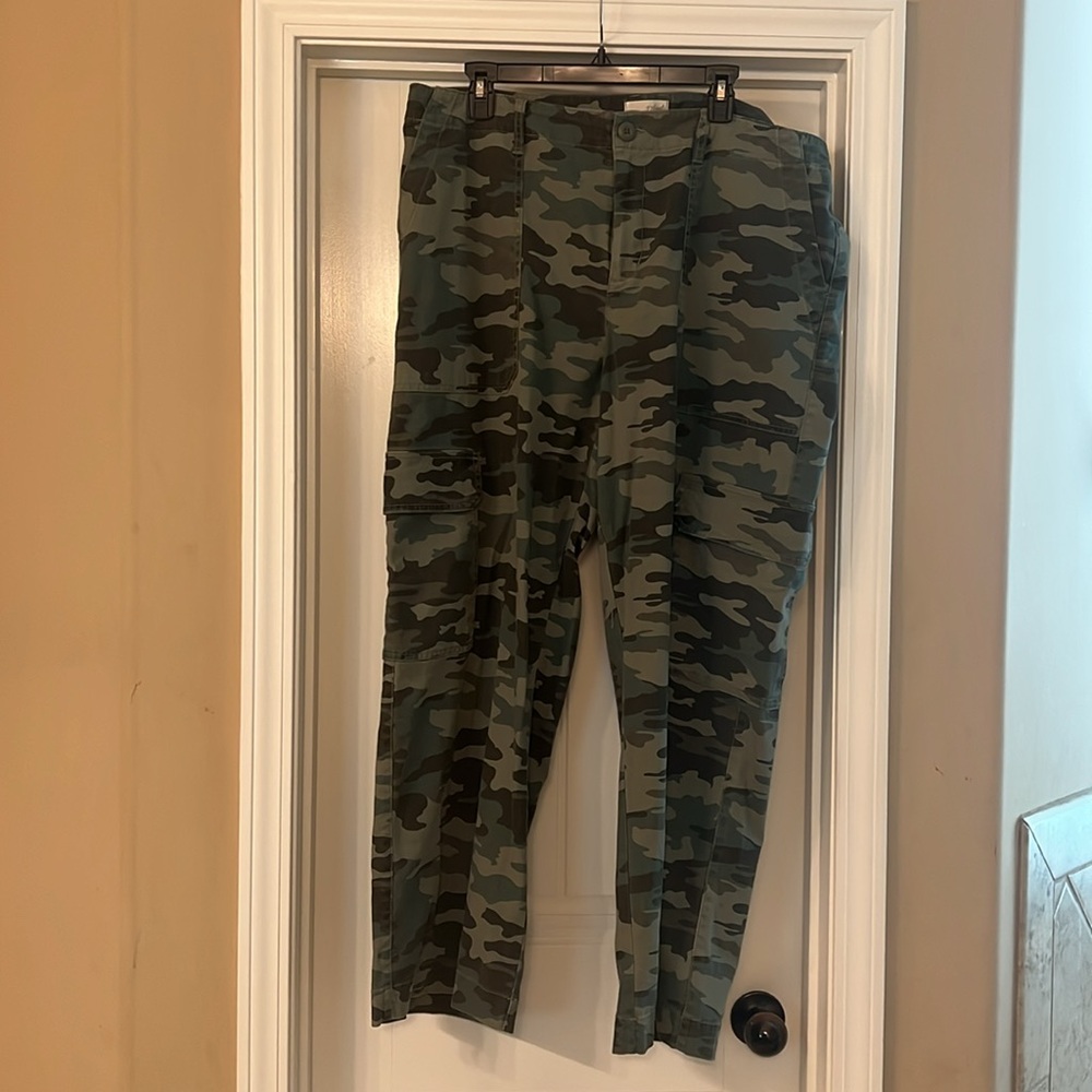 Women’s mid-rise utility cargo Universal Thread Camouflage Pants